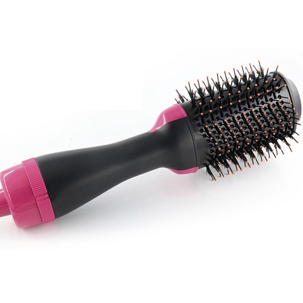 استفاده از شانه یا برس گرد هنگام سشوار کردن به منظور مراقبت از مو و داشتن موهای سالم