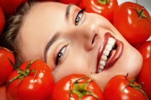 خوردن گوجه فرنگی برای شادابی پوست و برای سلامت و روشن شدن پوست