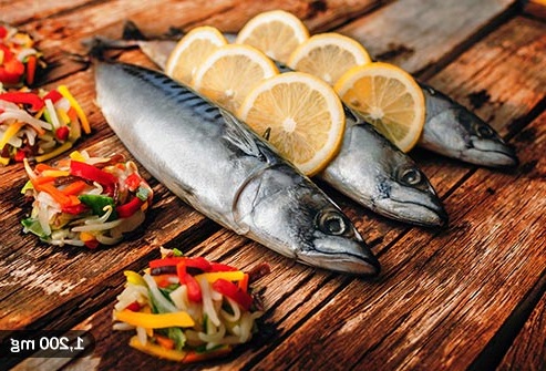 خوردن ماهی های چرب مانند سالمون برای شادابی سلامتی پوست